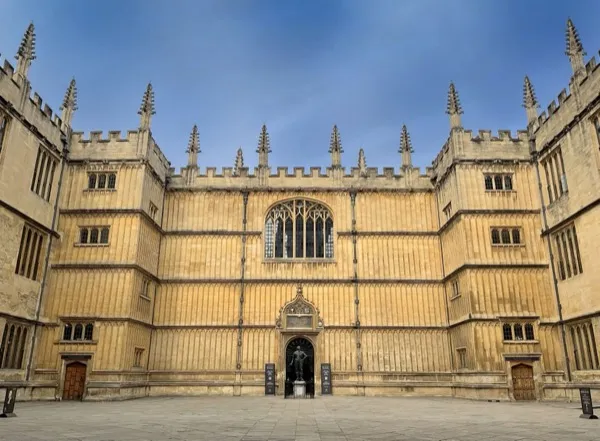 The Bodleian Library in winter — cosy Oxford
